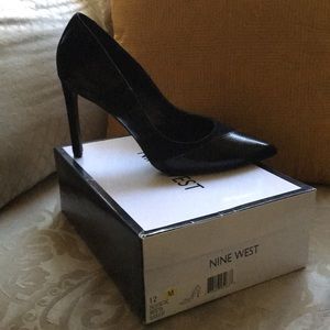 Nine West Black and Black Suede Size 12 Pumps